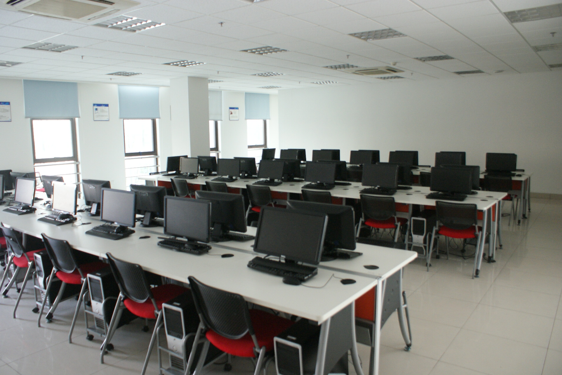 安博昆山電腦培訓室 專業計算機系統服務培訓基地
